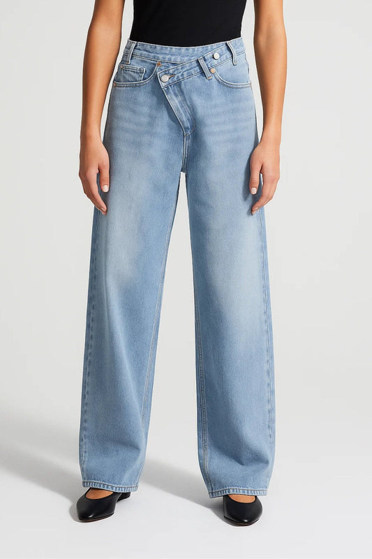 Lena | Jeans met wijde pijpen en asymmetrische sluiting