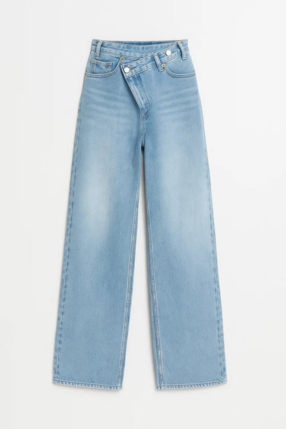 Lena | Jeans met wijde pijpen en asymmetrische sluiting